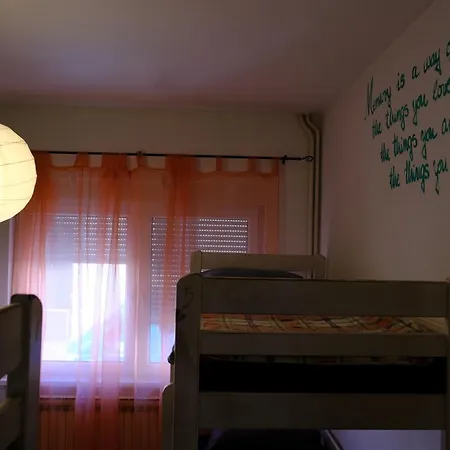 Pozitiv Hostel *